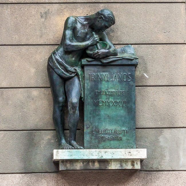 Irinyi János szobra a Sophianum épületének keleti homlokzatán