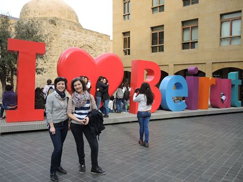 Hallgatótársaink, Bea és Zsófi üdvözlete bejrúti tanulmányaik közben