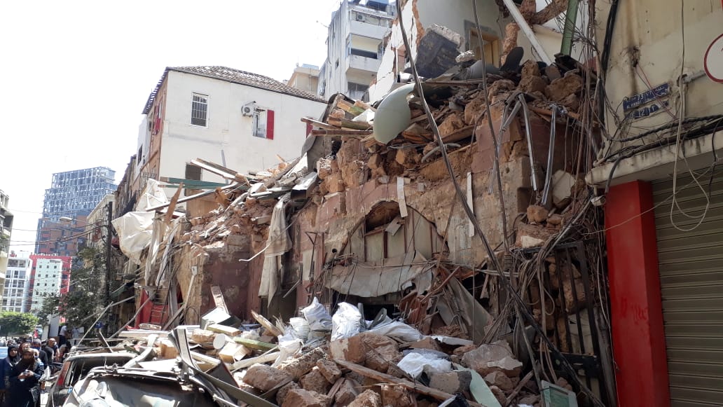 Törmeléket takarítanak Bejrút utcáin a Pázmányos egyetemisták