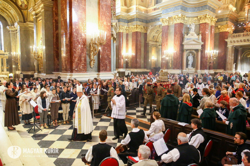 Folkmise a Bazilikában pázmányos részvétellel