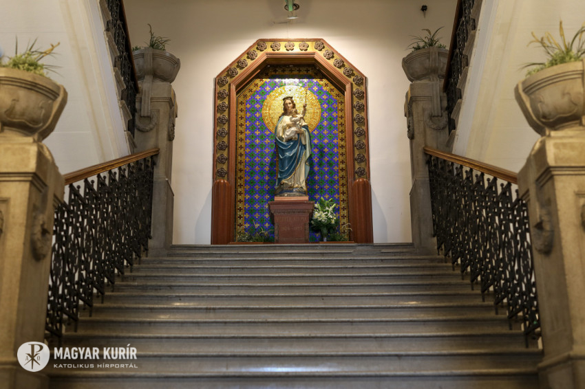 Régi-új Mária-szobor várja a Pázmány Mikszáth téri épületébe betérőket