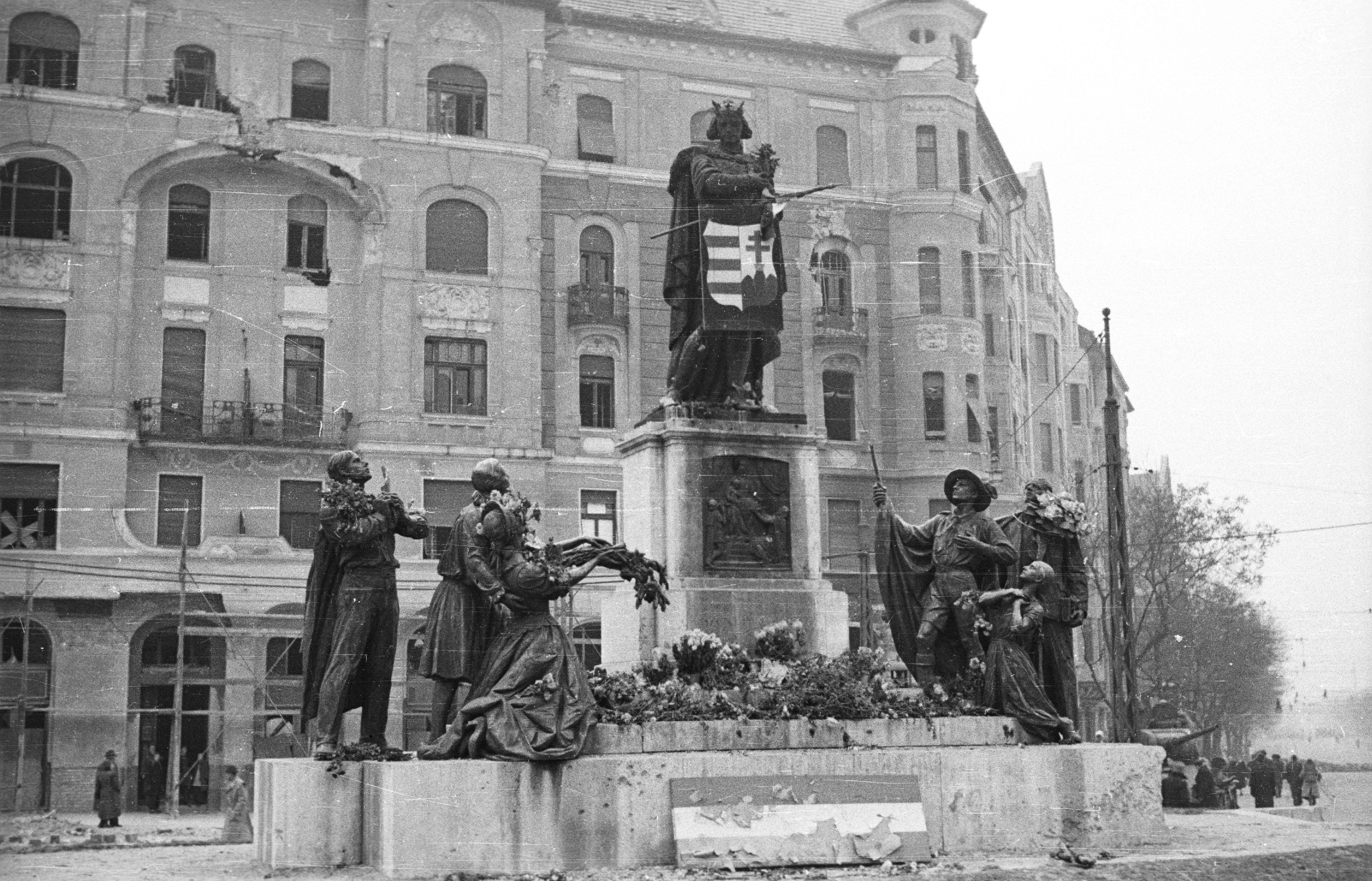 Vasárnap az 1956. október 23-i forradalomra, valamint a köztársaság 1989-es kikiáltására emlékezünk mi is, pázmányos bölcsészek, diákok és munkatársak