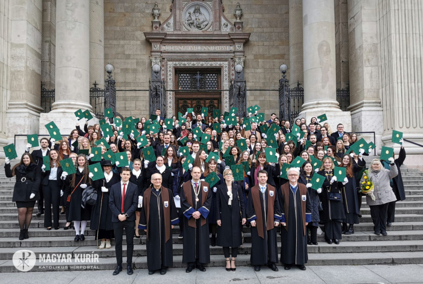 Az értelemmel karöltve a hit mutatja az irányt – A Pázmány bölcsészkarának diplomaátadója Budapesten