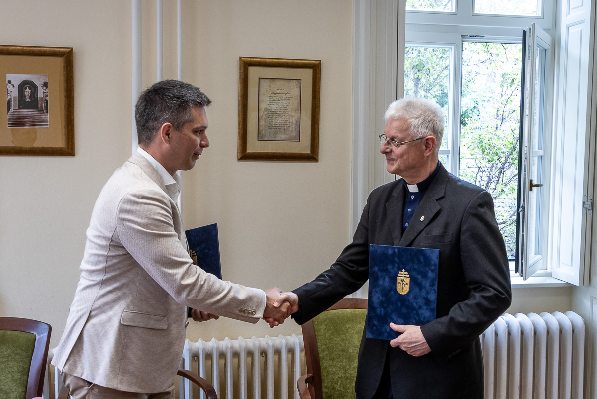 Együttműködési szerződést kötött a Pázmány Péter Katolikus Egyetem és a Budapesti Kereskedelmi és Iparkamara