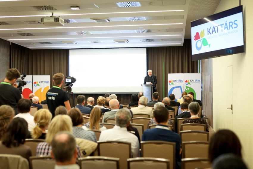 Ahogyan tanítottak, arra mindig emlékezni fogunk – Az oktatásról rendeztek konferenciát a KATTÁRS-on