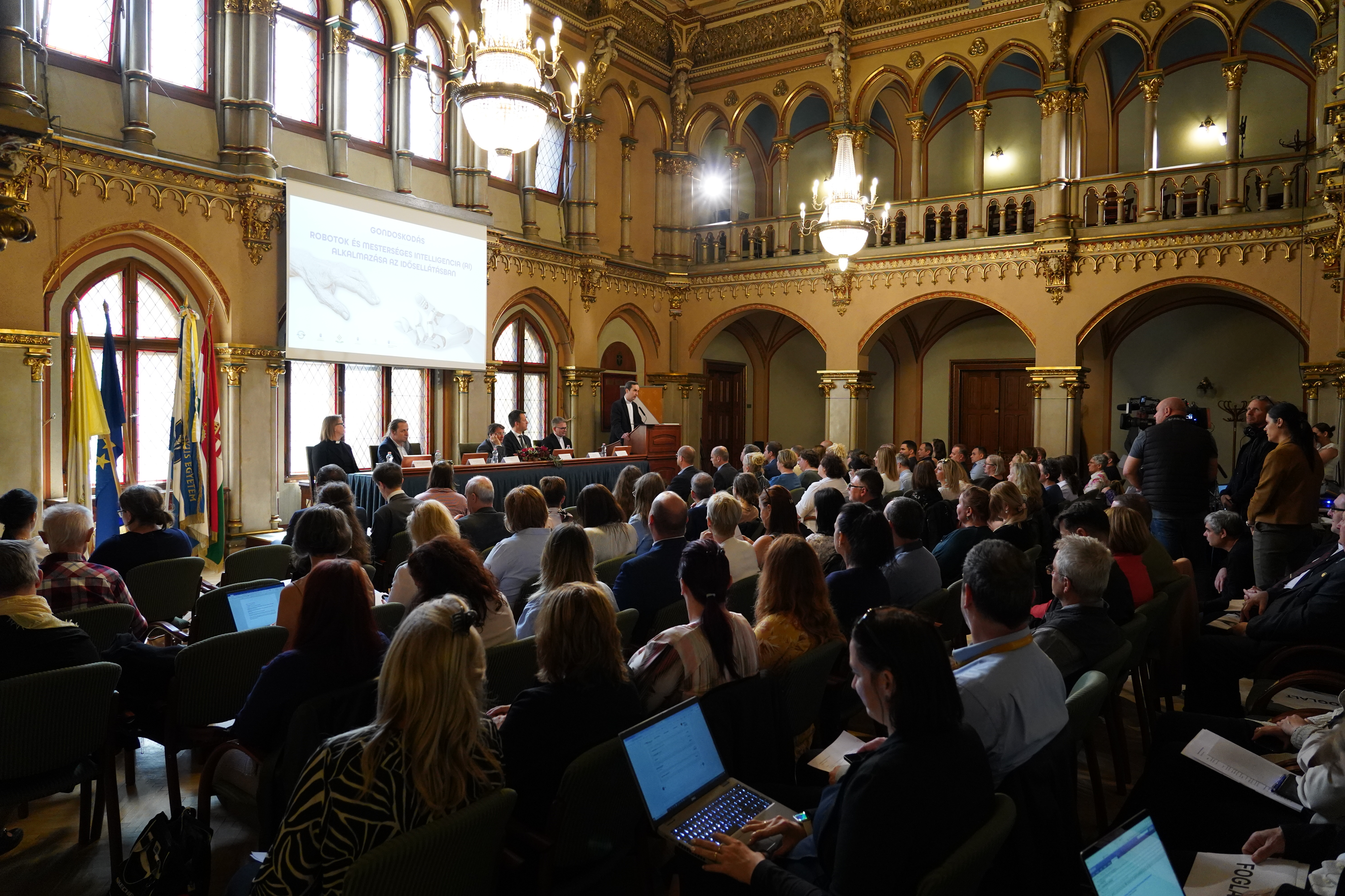 Előbb az ember, utána a gép – nemzetközi konferencia a PPKE BTK-n az idősellátásban alkalmazott mesterséges intelligencia kihívásairól