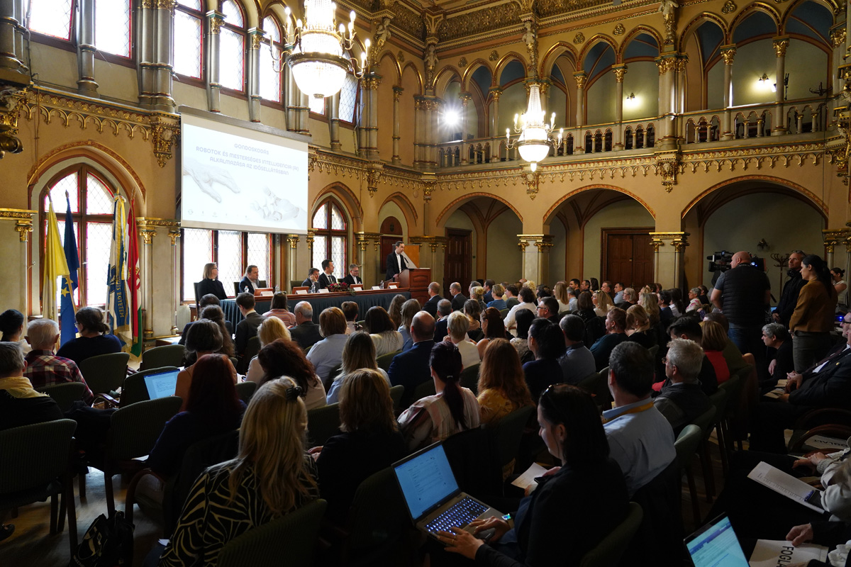 Előbb az ember, utána a gép – nemzetközi konferencia a PPKE BTK-n az idősellátásban alkalmazott mesterséges intelligencia kihívásairól