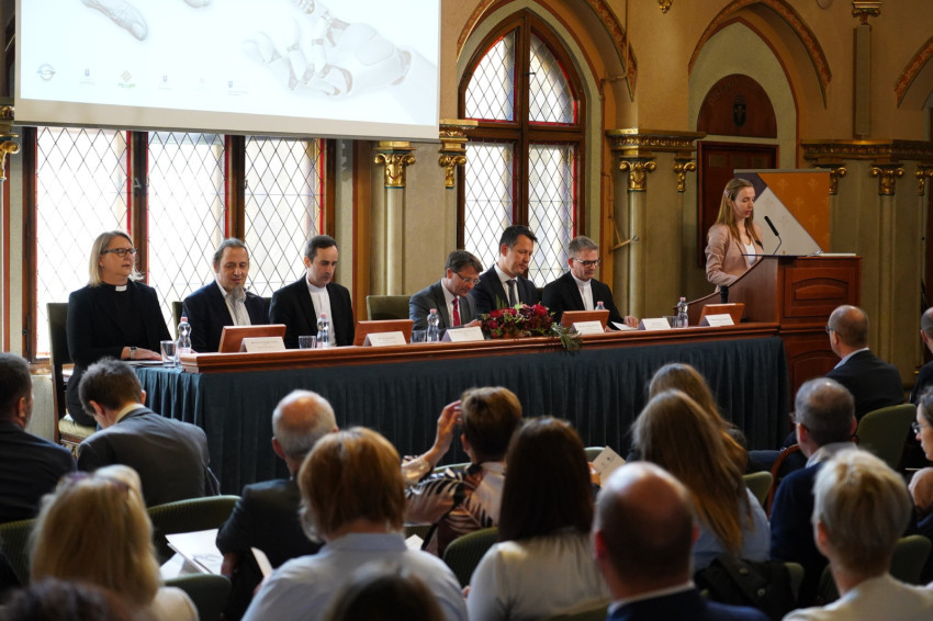 Robotok az idősekért, de csak emberi szívvel párosulva – Nemzetközi konferencia a PPKE-n
