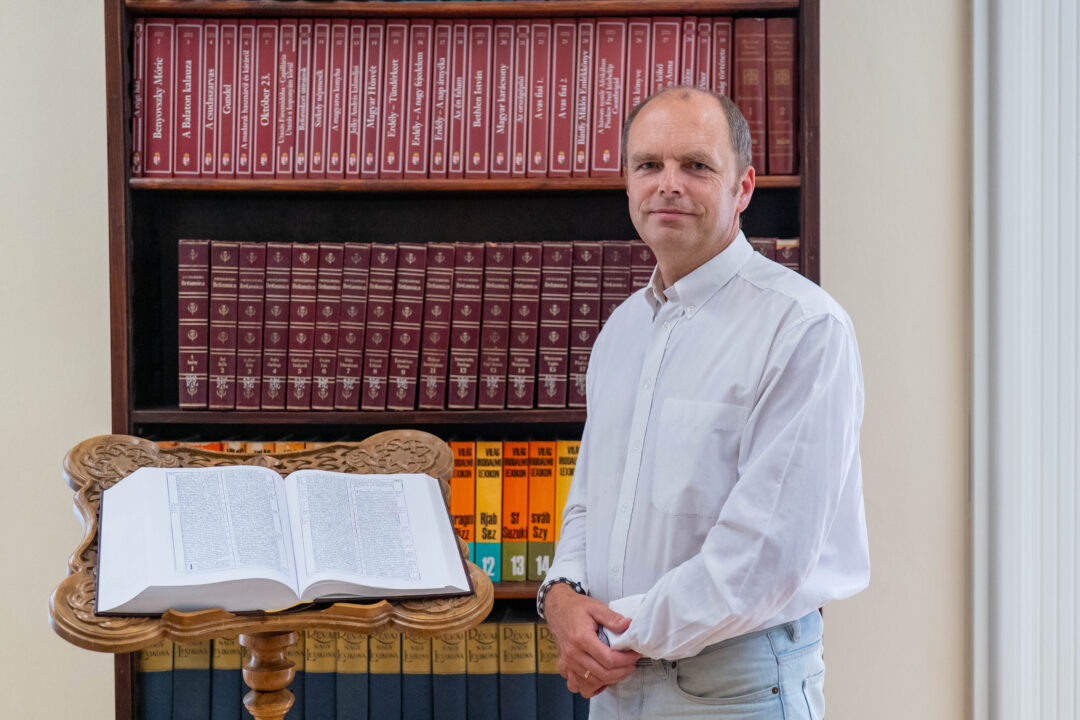 „Nálunk bárki kutathat a homoszexualitás témájában” – interjú Birher Nándorral, a Pázmány BTK dékánjával