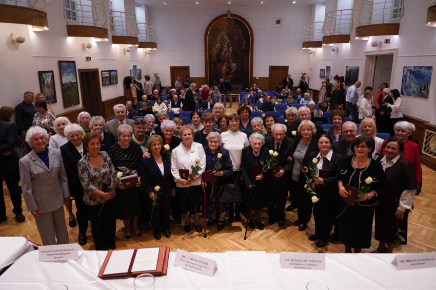Díszdiplomát vehettek át Esztergomban az egykori tanítóképzőn végzett pedagógusok