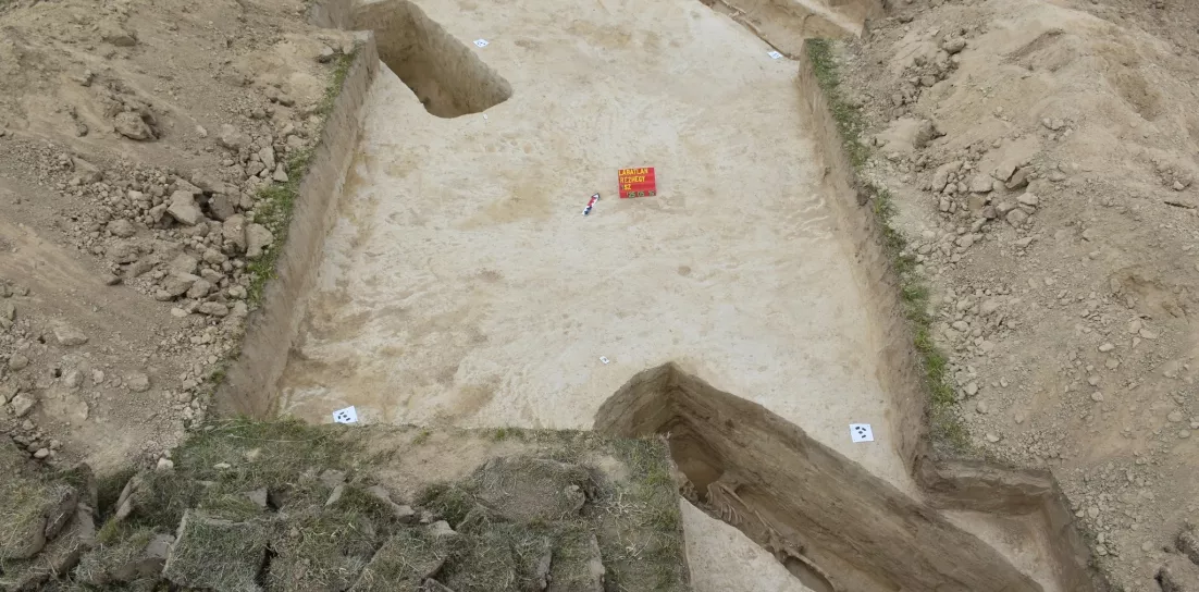 Légifelvétel leplezte le: tömegsírokat találtak egy magyar település határában