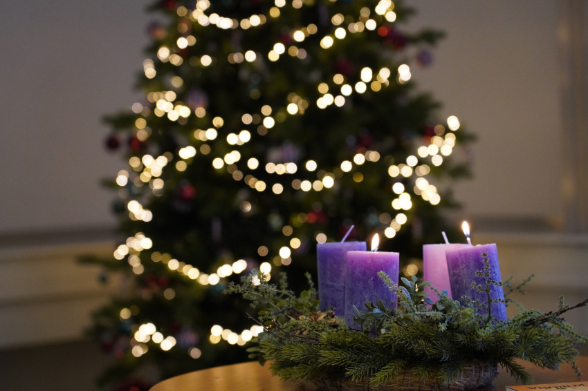 Az ünnep odafentről jön – Roráte szentmise és gyertyagyújtás a Pázmány BTK-n