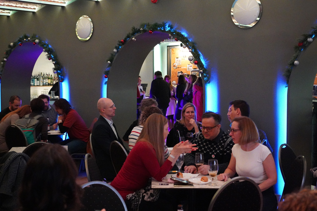 Újra együtt a pázmányos évek után – Alumni Est a BTK-n