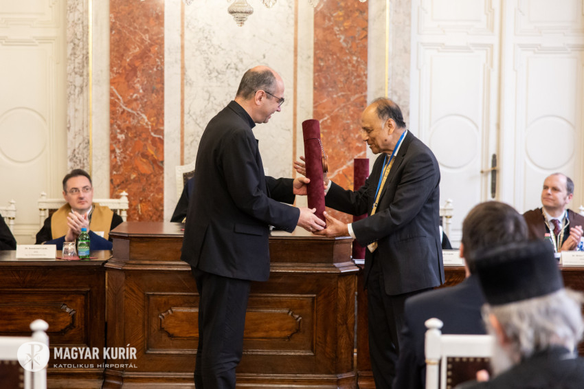 Az emberkép és a fenntartható gazdaság összefüggései – Díszdoktorokat avattak a Pázmányon
