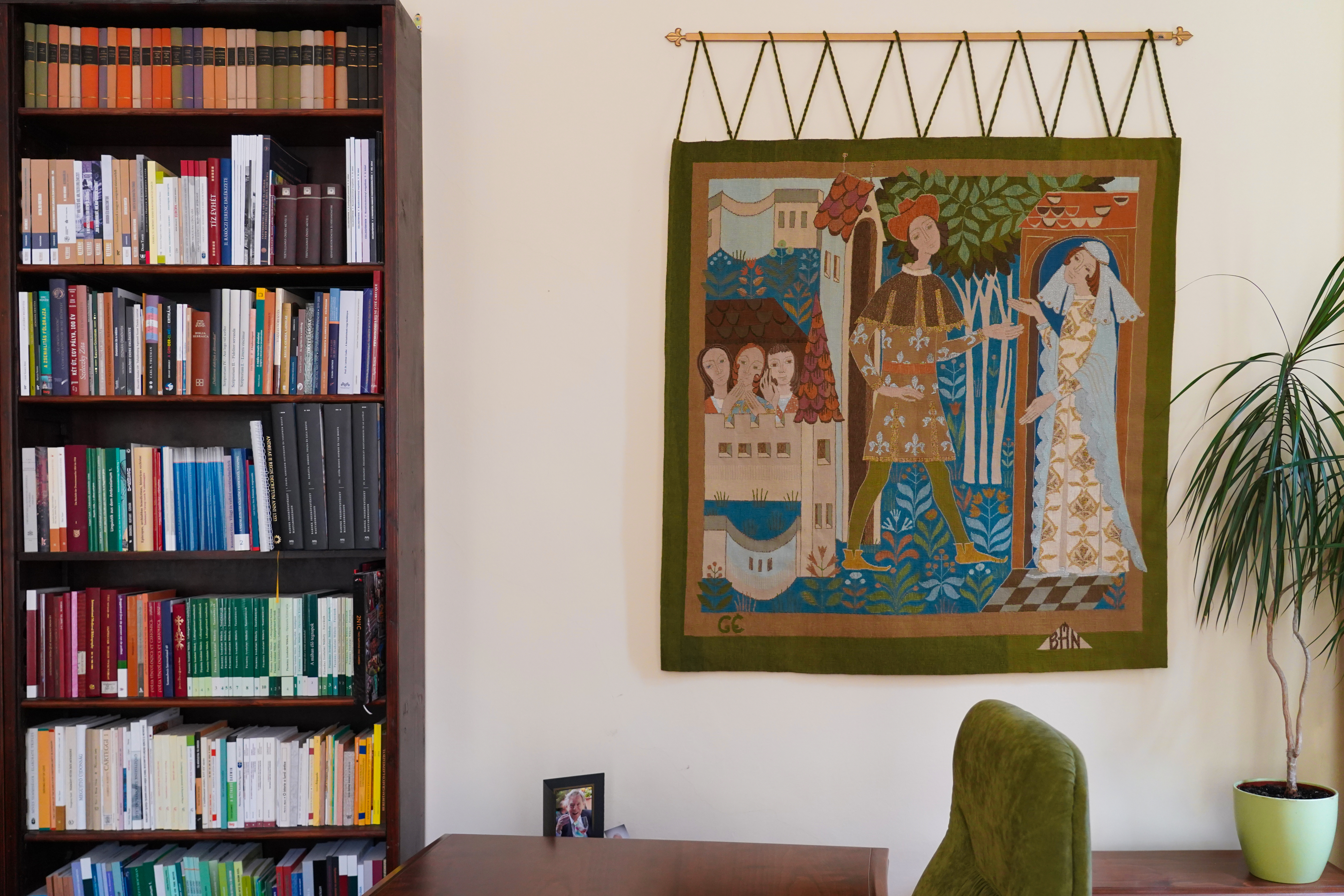 Falikárpitot ajándékozott Fisch Róbert családja a Pázmány BTK-nak