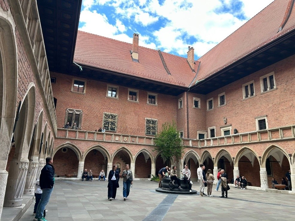Krakkóban tartott előadásokat oktatónk