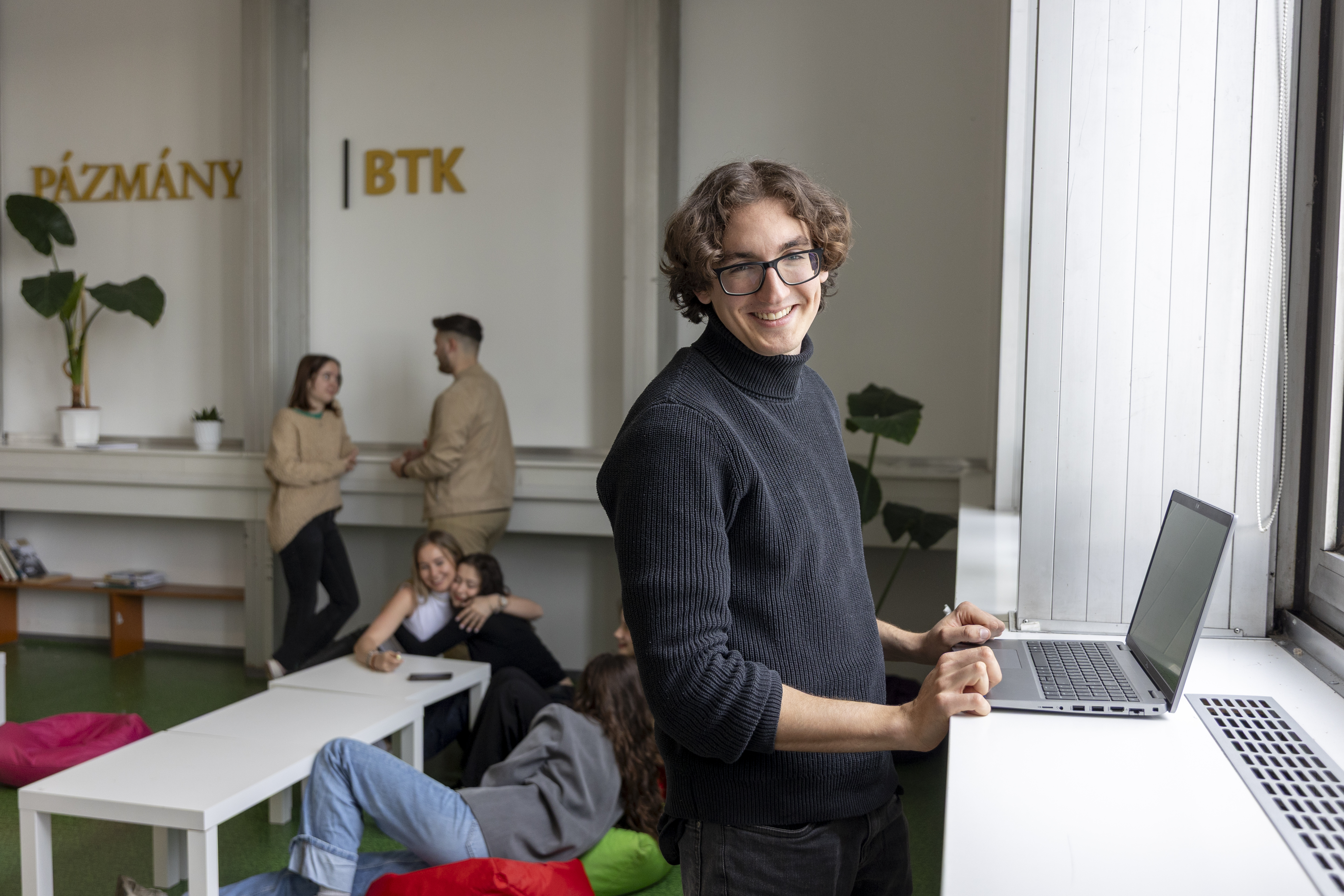 Mentális egészség a digitális korban – új szakirányú továbbképzés indul a Pázmány BTK-n