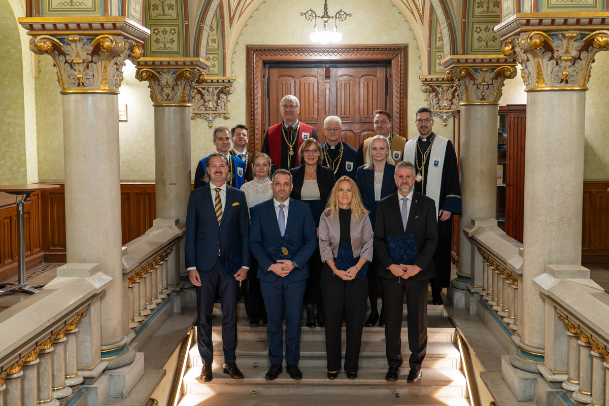 Új doktorokat, kiváló hallgatókat és jubiláló oktatókat köszöntöttek a Pázmány-napon