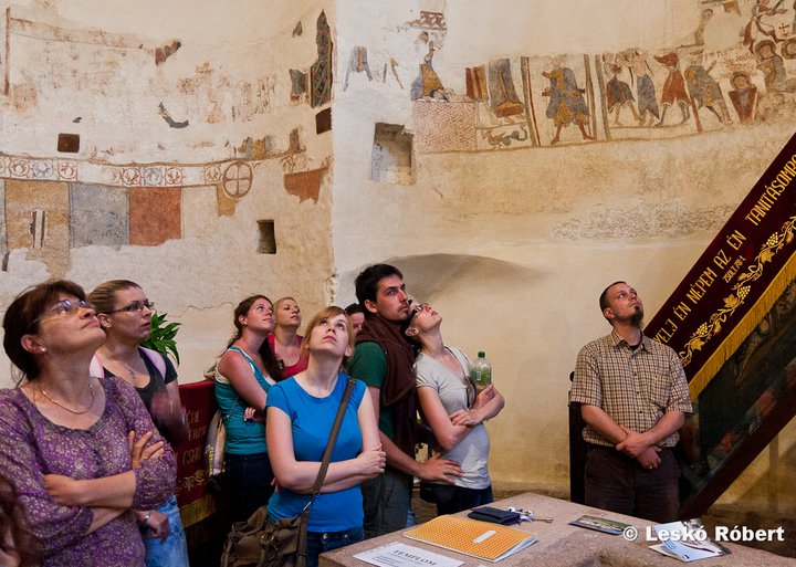 A szalonnai református templom. Az eredetileg katolikus templom freskóit a protestánsok lemeszelték, a háttérben lévő állapotba sikerült visszaállítani a falakat.