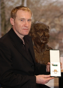 Richard Berry a Magyar Köztársaság Érdemrendjének Tiszti Keresztjével